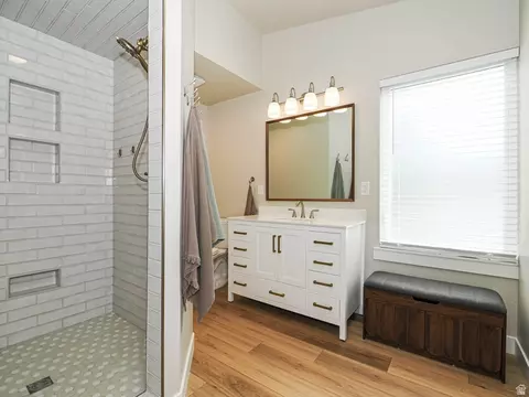 Bath - 2524 S Edgehill Dr, Bountiful, UT 84010 photo 2 of 9