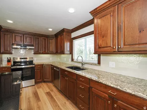 Kitchen - 2524 S Edgehill Dr, Bountiful, UT 84010 photo 2 of 5