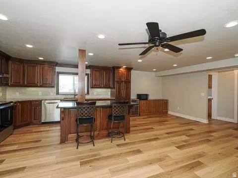 Kitchen - 2524 S Edgehill Dr, Bountiful, UT 84010 photo 3 of 5