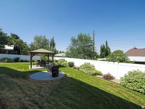 Exterior - 2524 S Edgehill Dr, Bountiful, UT 84010 photo 10 of 13