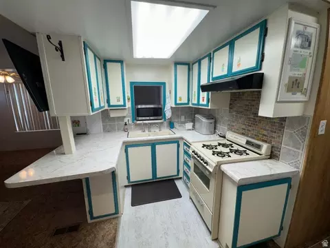 Kitchen - 1225 N Dixie Downs Rd #100, Saint George, UT 84770 photo 3 of 5