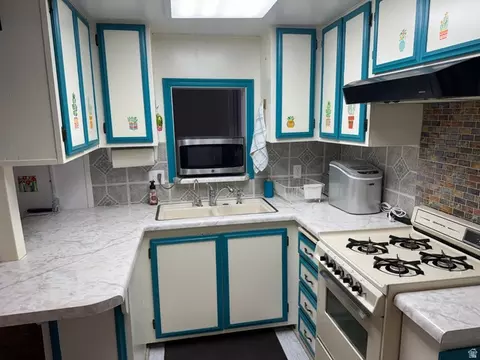 Kitchen - 1225 N Dixie Downs Rd #100, Saint George, UT 84770 photo 4 of 5