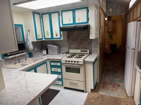 Kitchen - 1225 N Dixie Downs Rd #100, Saint George, UT 84770 photo 2 of 5