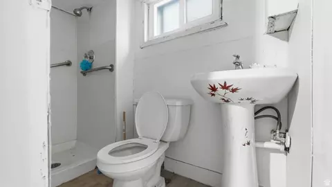 Bath - 671 E 2735 S, Ogden, UT 84403 photo 2 of 2