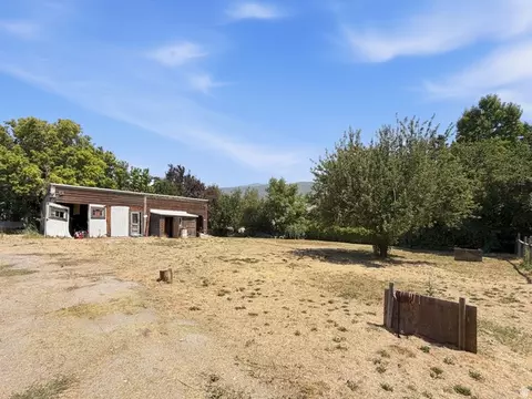 Exterior - 340 W Porter Ln, Centerville, UT 84014 photo 2 of 10