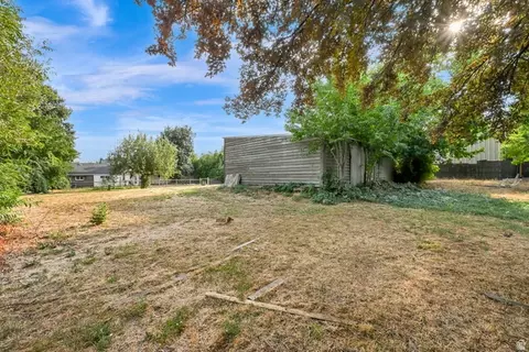 Exterior - 340 W Porter Ln, Centerville, UT 84014 photo 3 of 10