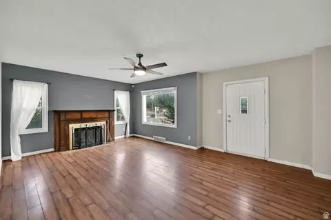 Living - 340 W Porter Ln, Centerville, UT 84014 photo 2 of 4
