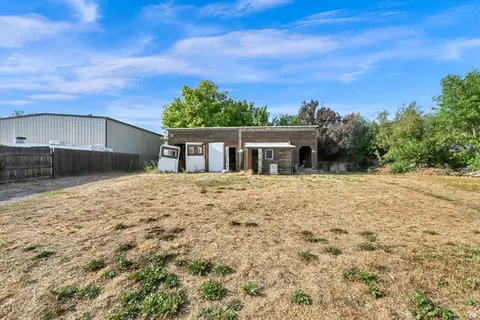 Exterior - 340 W Porter Ln, Centerville, UT 84014 photo 7 of 10