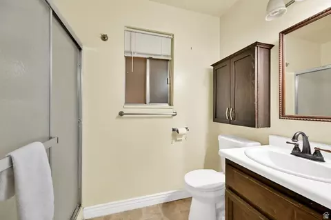 Bath - 340 W Porter Ln, Centerville, UT 84014 photo 2 of 3