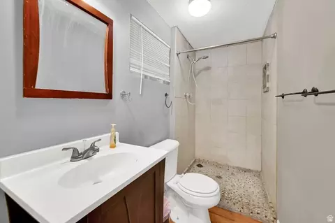 Bath - 340 W Porter Ln, Centerville, UT 84014 photo 3 of 3