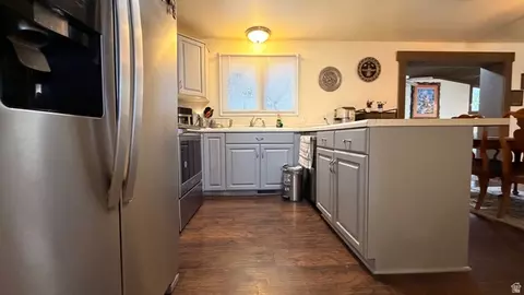 Kitchen - 1236 E Violet Dr S, Sandy, UT 84094 photo 5 of 6