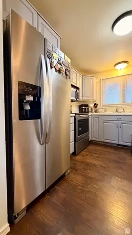Kitchen - 1236 E Violet Dr S, Sandy, UT 84094 photo 4 of 6