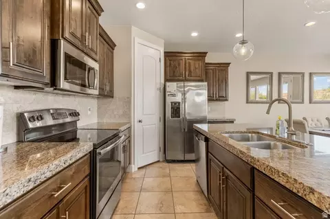 Kitchen - 4257 E Razor Dr, Washington, UT 84780 photo 1 of 3