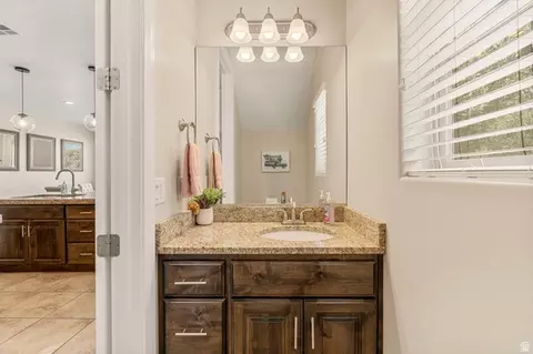 Bath - 4257 E Razor Dr, Washington, UT 84780 photo 4 of 6