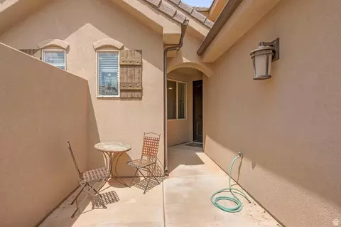 Exterior - 4257 E Razor Dr, Washington, UT 84780 photo 4 of 6