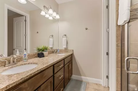 Bath - 4257 E Razor Dr, Washington, UT 84780 photo 1 of 6