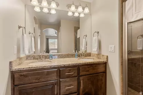 Bath - 4257 E Razor Dr, Washington, UT 84780 photo 5 of 6