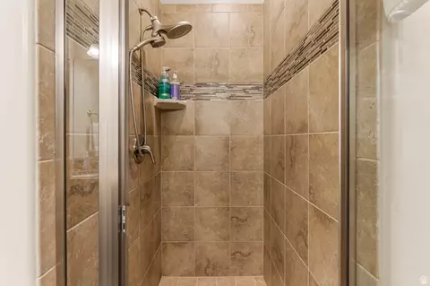Bath - 4257 E Razor Dr, Washington, UT 84780 photo 2 of 6