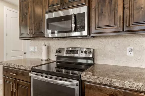 Kitchen - 4257 E Razor Dr, Washington, UT 84780 photo 2 of 3