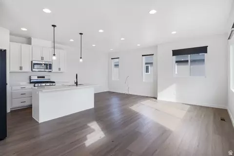 Living - 470 S 720 W, American Fork, UT 84003 photo 2 of 5