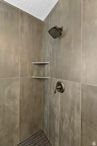 Bath - 43 E Blue River Dr S, Draper, UT 84020 photo 5 of 11