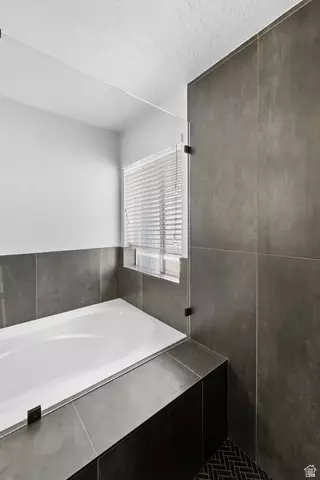 Bath - 43 E Blue River Dr S, Draper, UT 84020 photo 2 of 11