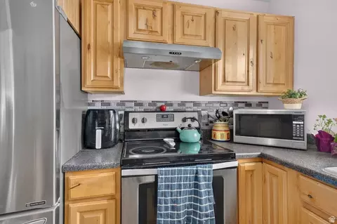 Kitchen - 297 W Bricker Rd, Draper, UT 84020 photo 4 of 5