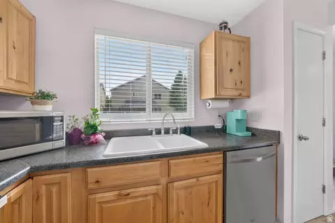 Kitchen - 297 W Bricker Rd, Draper, UT 84020 photo 3 of 5