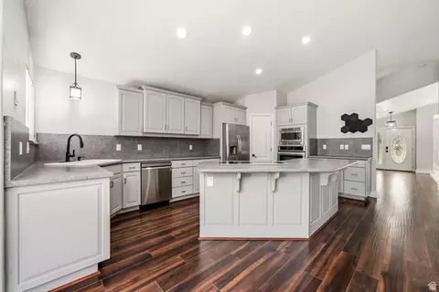 Kitchen - 2154 E Wasatch Blvd, Sandy, UT 84092 photo 3 of 6