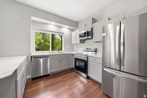 Kitchen - 2154 E Wasatch Blvd, Sandy, UT 84092 photo 6 of 6