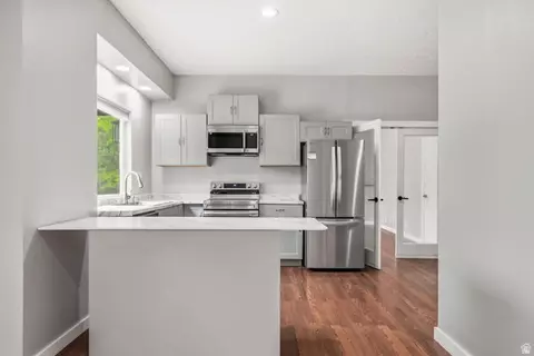Kitchen - 2154 E Wasatch Blvd, Sandy, UT 84092 photo 5 of 6