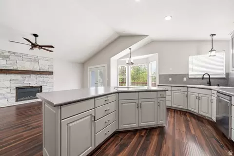Kitchen - 2154 E Wasatch Blvd, Sandy, UT 84092 photo 4 of 6