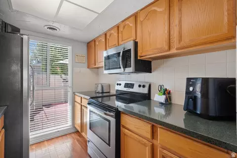 Kitchen - 5343 S Baldwin Park, Murray, UT 84123 photo 2 of 3