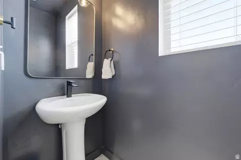 Bath - 789 W Wickham Dr, Murray, UT 84123 photo 1 of 4