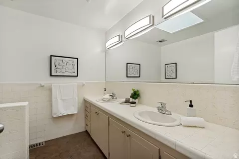 Bath - 2463 E Arnett Dr, Millcreek, UT 84109 photo 2 of 3