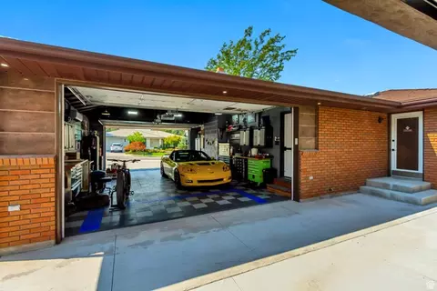 2463 E Arnett Dr, Millcreek, UT 84109