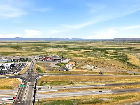 1069 S 1600 W #4, Perry, UT 84302 photo 2