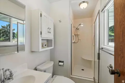 Bath - 434 River Heights Blvd, River Heights, UT 84321 photo 2 of 5