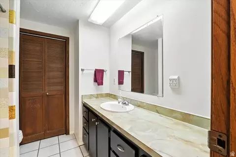 Bath - 434 River Heights Blvd, River Heights, UT 84321 photo 4 of 5