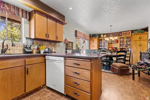 Kitchen - 703 Emerald Dr, Bountiful, UT 84010 photo 1 of 4