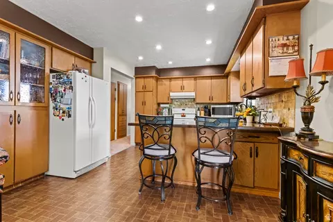 Kitchen - 703 Emerald Dr, Bountiful, UT 84010 photo 4 of 4