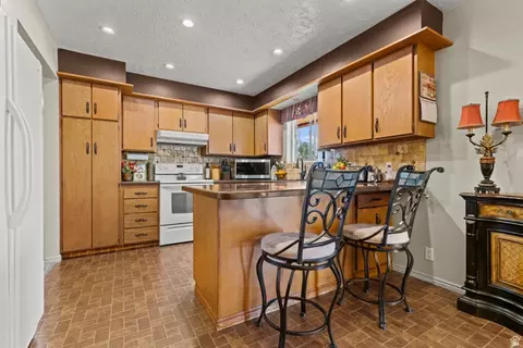 Kitchen - 703 Emerald Dr, Bountiful, UT 84010 photo 3 of 4