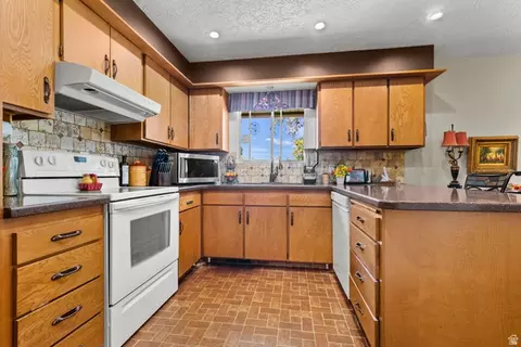 Kitchen - 703 Emerald Dr, Bountiful, UT 84010 photo 2 of 4