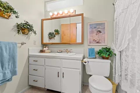Bath - 703 Emerald Dr, Bountiful, UT 84010 photo 1 of 3