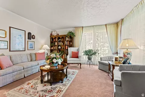 Living - 703 Emerald Dr, Bountiful, UT 84010 photo 3 of 4