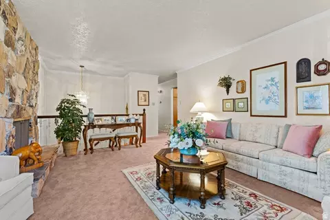 Living - 703 Emerald Dr, Bountiful, UT 84010 photo 2 of 4