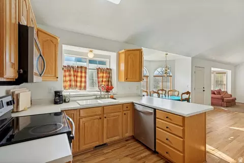 Kitchen - 1643 Lewis And Clark Dr, Centerville, UT 84014 photo 3 of 3