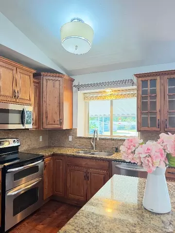 Kitchen - 4624 S Quiet Cir, Murray, UT 84107 photo 2 of 3