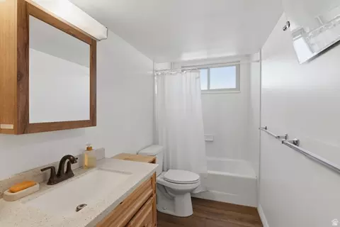 Bath - 972 S 550 E, Orem, UT 84097 photo 3 of 3