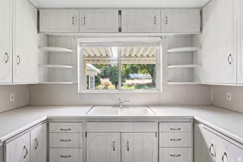 Kitchen - 3139 S Crestview Cir W, Bountiful, UT 84010 photo 3 of 3